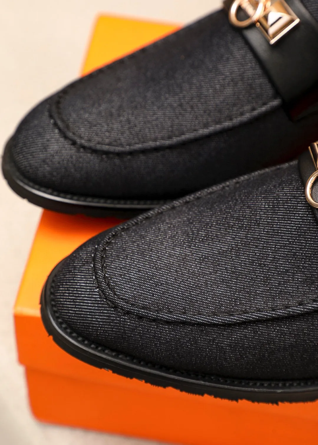 Men's shoes 💰442💐 Product trademark: HERMES "Hermès" casual leather shoes Regular size: 38-44 (45.46.47🉑️customized) Product materials: Selected imported fabric upper + classic hardware buckle, imported water-dyed 🐂 cowhide lining. Strong three-dimensional visual effect, combined outsole Color: 3⃣️colors available